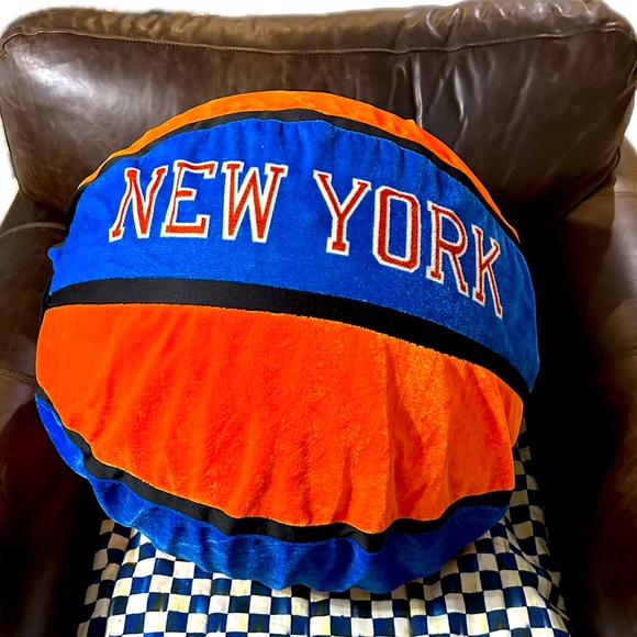 VTG RARE 25” XL NEW YORK KNICKS RUBBER BASKETBALL RODEO FAIR PRIZE ORANGE BLUE - Picture 8 of 8